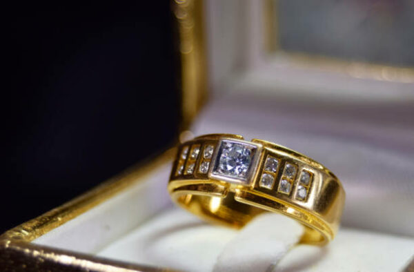 Vintage Diamond Rings From Estate Sales: Getting A Good Deal Before The Bubble Bursts